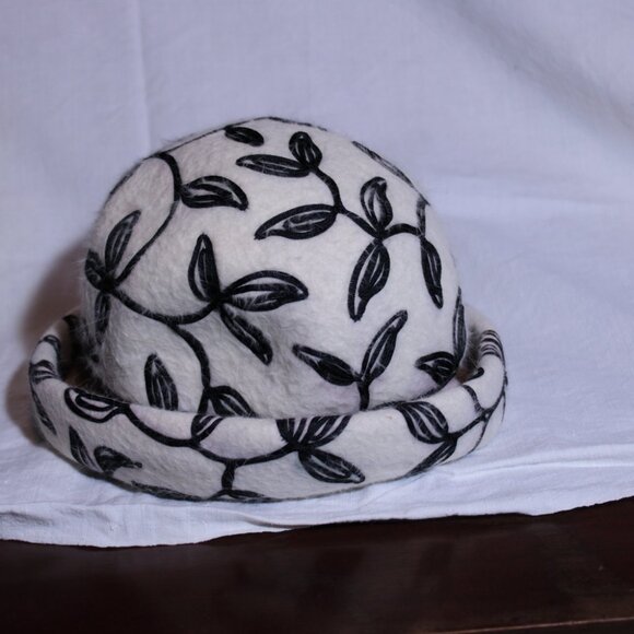 Vintage 50s Wool Hat Black & White Floral 21" - Picture 1 of 8